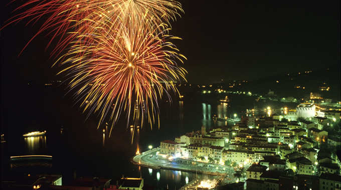 fireworks on the sea