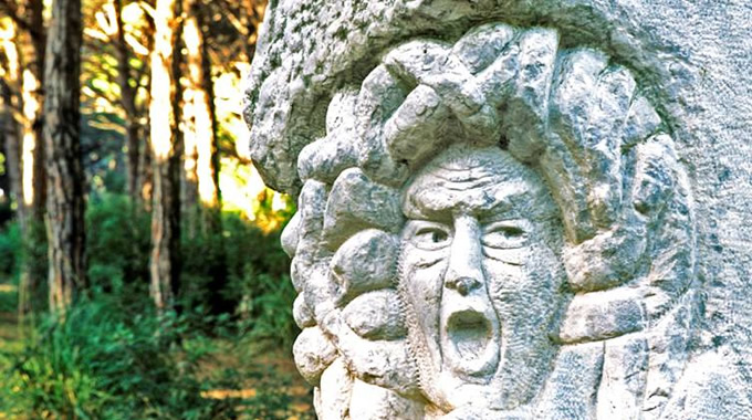 The 39.4 x23.64x23.64 inches sculpture, made in white stone from Roccastrada, has been hand carved by Mario Martini, an artist from Grosseto.
The monument draws inspiration from the Caravaggio's Medusa.