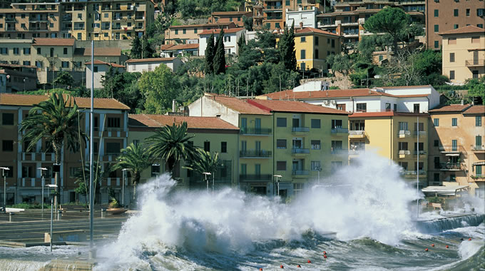 Mareggiata da Nord in Piazzale dei Rioni a Porto Santo Stefano