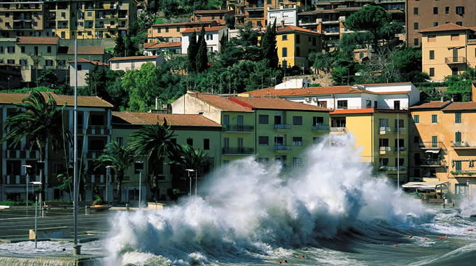 Mareggiata da Nord in Piazzale dei Rioni a Porto Santo Stefano